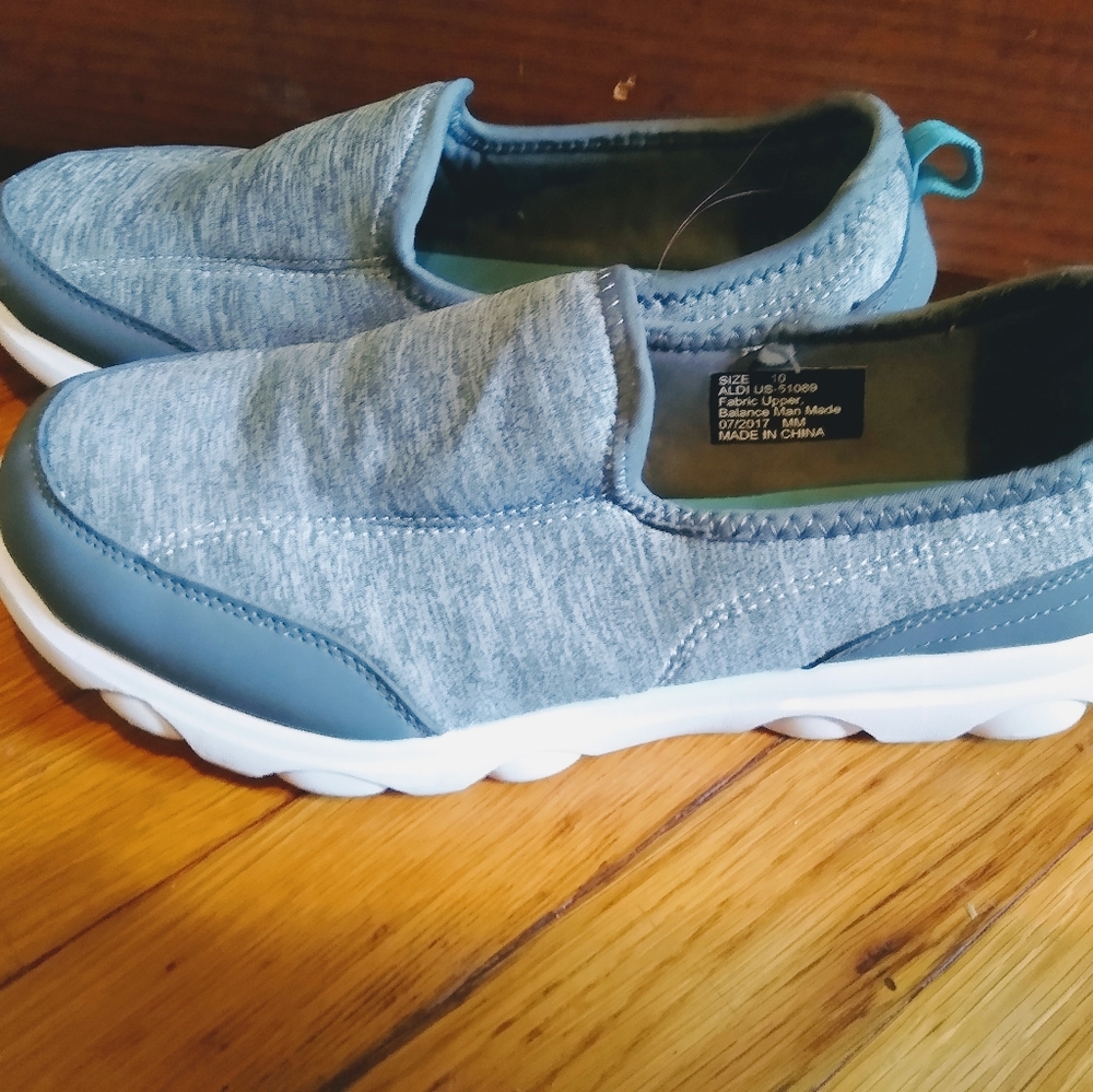 Athletic shoes